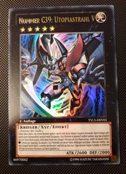 Yu-Gi-Oh! Nummer C39: Utopiastrahl V, YS13-DEV01, UR, 1. Auflage, Deutsch, NM - Image 1