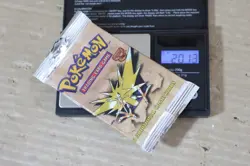 POKEMON FOSSIL BOOSTER PACK ZAPDOS FACTORY SEALED WOTC 1999 LONG CRIMP 1ol - Image 1