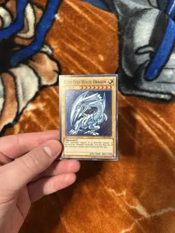 Yugioh DPKB-EN001 Unlimited Super Rare Blue Eyes White Dragon Moderately Played - Image 1