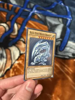 Yugioh DPKB-EN001 Unlimited Super Rare Blue Eyes White Dragon Moderately Played - Image 4