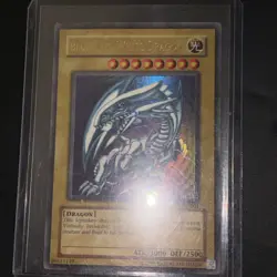 Blue Eyes White Dragon 2002 YuGiOh SDK-001 ultra rare. Mint condition - Image 1
