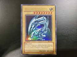 YuGiOh Blue-Eyes White Dragon DIK-P001 Ultra Rare 1st Edition Portuguese - Image 1