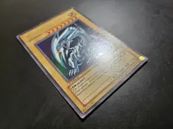 YuGiOh Blue-Eyes White Dragon DIK-P001 Ultra Rare 1st Edition Portuguese - Image 4