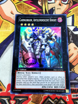 Cairngorgon, Antiluminiscent Knight prio-en054 1st (NM/VLP) Super Rare Yu-Gi-Oh! - Image 1