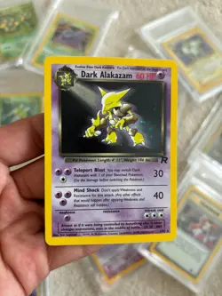 1999-2000 POKEMON TEAM ROCKET #1/82 DARK ALAKAZAM-HOLO WOTC NEAR MINT - Image 1
