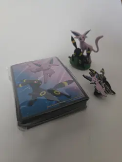 Pokemon TCG - Prismatic Evolutions Figure Collection Sleeves, Pin and Figurine - Image 1