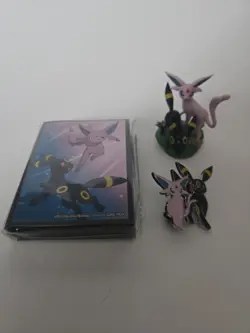Pokemon TCG - Prismatic Evolutions Figure Collection Sleeves, Pin and Figurine - Image 2