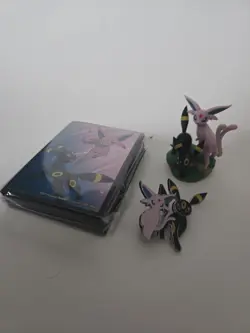 Pokemon TCG - Prismatic Evolutions Figure Collection Sleeves, Pin and Figurine - Image 3