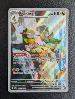 Fraxure - 077/064 Shrouded Fable (Pokemon) Full Art Illustration Rare - Image 1