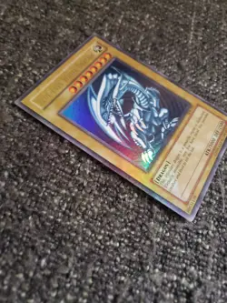 Vintage YuGiOh Kaiba Ultra Rare Blue Eyes White Dragon SDK-001 Holo Bleed Error - Image 3