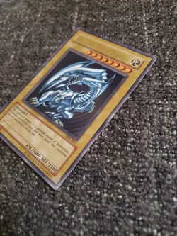 Vintage YuGiOh Kaiba Ultra Rare Blue Eyes White Dragon SDK-001 Holo Bleed Error - Image 4