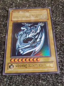 Vintage YuGiOh Kaiba Ultra Rare Blue Eyes White Dragon SDK-001 Holo Bleed Error - Image 5
