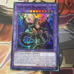 Yugioh! Raubpflanze Drachostapelia Super Rare - RA01-DE027 1. Auflage - Deutsch - Image 1