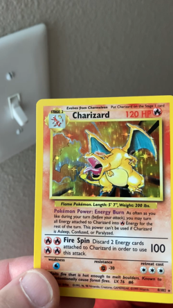 Pokemon TCG Charizard Base Set Holographic Card #4/102 1999-2000 WOTC - Image 2