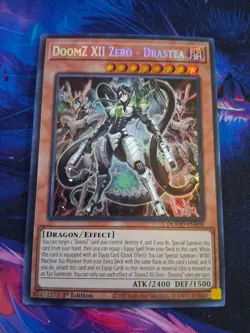 Yu-Gi-Oh! DoomZ XII Zero - Drastea DOOD-EN008 SCR 1st Ed MINT - Image 1