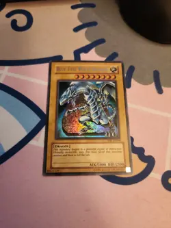 Blue-Eyes White Dragon DB1-EN098 Dark Beginning 1 Unlimited Damaged - Image 1