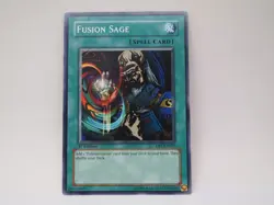 1x (P) Fusion Sage - DP1-EN015 - Common - 1st Edition YuGiOh - Image 1