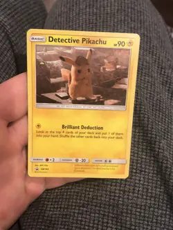 POKEMON Detective Pikachu - Detective Pikachu SM194 Holo Black Star Promo LP - Image 1