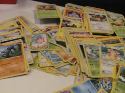 POKEMON LOT OF 569 CARDS - Image 3