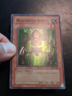 Yu-Gi-Oh! SUPER RARE HOLO CARD MAN-EATER BUG LOB-108 1996 VINTAGE PRINT NM/VLP - Image 2