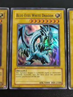 3x Blue-Eyes White Dragon SDK-E001/SKE-001 Ultra Rare Yugioh Bundle Playset - Image 4