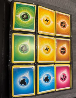 Pokemon TCG Binder Collection 700+ Assorted Cards - Image 2