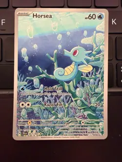 Horsea 067/064 Illustration Rare Scarlet & Violet Shrouded Fable Pokemon TCG NM - Image 1