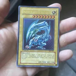 YuGiOh *SPANISH* Blue-Eyes White Dragon 1st Edition BIK-S001 Lightly Played - Image 3