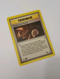 Pokemon Fossil Mysterious Fossil 62/62 1st Edition Trainer - Image 1