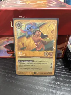 Lilo Escape Artist Promo Card Lorcana Azurite Seas 25/P2 en NM Condition - Image 1