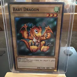 🔥 YUGIOH TCG Baby Dragon LCJW-EN006 SUPER RARE HOLOFOIL NM 1ST EDITION w/Sleeve - Image 1