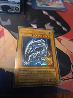 Yu-Gi-Oh! Blue-Eyes White Dragon SDK-001 Ultra Rare Holo DMG - Image 1