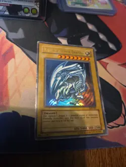Yu-Gi-Oh! Blue-Eyes White Dragon SDK-001 Ultra Rare Holo DMG - Image 2