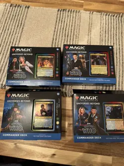 Magic: The Gathering TCG - Universes Beyond: Doctor Who Commander Deck Bundle - - Image 1