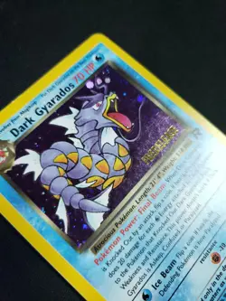 🇺🇸 Dark Gyarados PRERELEASE 8/82 Exl Team Rocket Exclu Carte Pokemon STAMP - Image 1
