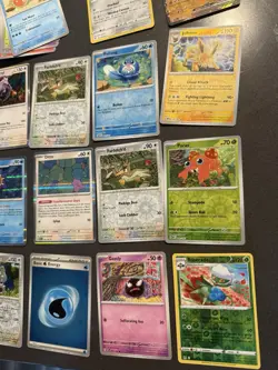 Pokemon lot 140+ Cards, Mostly 151 With Halloween Set Mix - Image 2