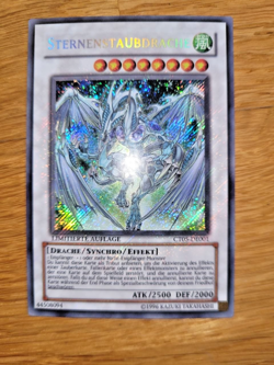Yu-Gi-Oh! STERNENSTAUBDRACHE, CT05-DE001, SECRET RARE Deutsch Promo - Image 1