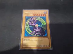 Yu-Gi-Oh! Dark Magician DDY-C006 Ultra Rare Moderately Played (FRENCH) - Image 1
