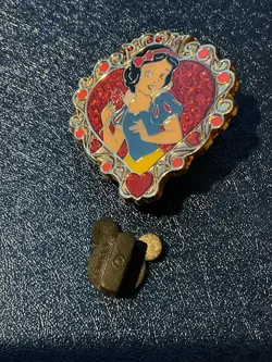 'Used Disney Pin 94259 Storybook Princess Hearts Snow White 7 dwarfs glitter hea - Image 1