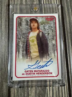 2018 Topps Stranger Things Gaten Matarazzo Dustin Henderson Auto Autograph - Image 1