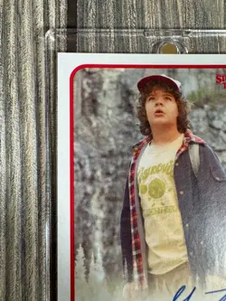 2018 Topps Stranger Things Gaten Matarazzo Dustin Henderson Auto Autograph - Image 3
