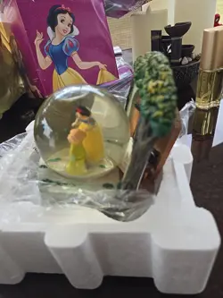 Disney Snow White & The Seven Dwarfs Snow Globe w/ Clock - Works - Image 3