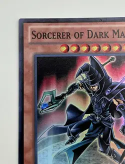 Yu-Gi-Oh! Sorcerer of Dark Magic DPYG-EN010 Super Rare Unlimited Holo Duelist - Image 3