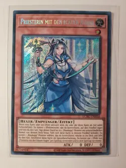 Yu-Gi-Oh! Priesterin mit den blauen Augen • LCKC-DE016 • Secret Rare • DE • NM - Image 1