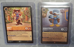 * TCG Promo Cards Lorcana Goofy + Donald Duck Musketeer Eng Gamescon 2023 RAR * - Image 1