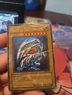 Yu-Gi-Oh! Blue-Eyes White Dragon SDK-001 Ultra Rare Holo DMG - Image 1