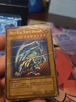 Yu-Gi-Oh! Blue-Eyes White Dragon SDK-001 Ultra Rare Holo DMG - Image 2