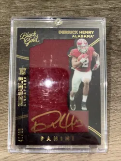 2016 Panini Black Gold Collegiate - Derrick Henry 40/99 (AU,MEM,RC) - Image 1