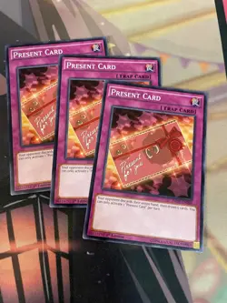 YUGIOH - PRESENT CARD X3 - COMMON - INOV - 1ST ED - NM/LP - Image 1