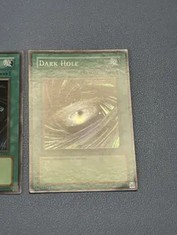 Yu-Gi-Oh! 3x LOB Drachenfluch - Schwarzes Loch - Dark Hole Super Rare DE EN 2002 - Image 4